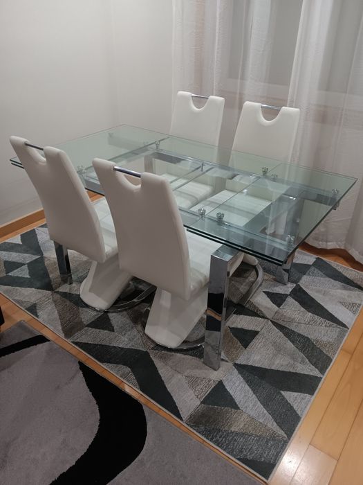 Mesa de sala jantar com cadeiras