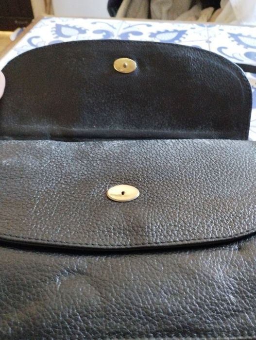 Mala de senhora negra á tiracolo