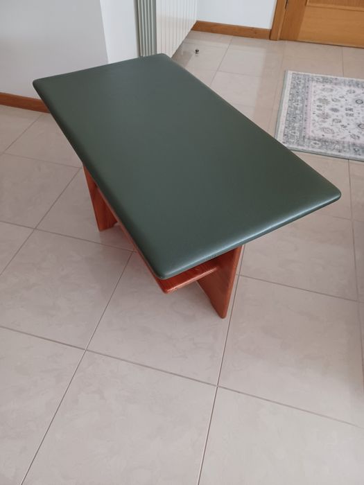 Mesa de madeira com tampo forrado