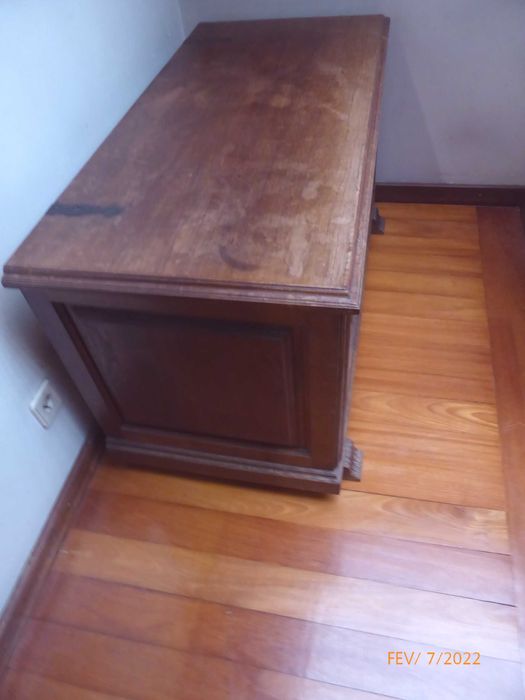 Arca/Baú em madeira de castanho, maciça.  Estilo século XVII