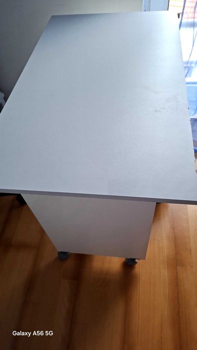 Cama de solteiro sem colchão e mesa