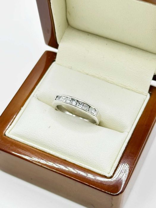 Piękny i lśniący damski pierścionek ze srebra 925 rządek cyrkonii