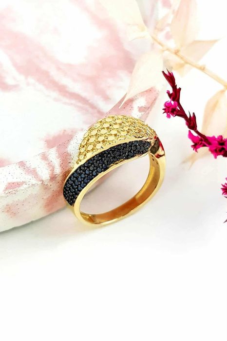 Złoty pierścionek z czarnymi cyrkoniami