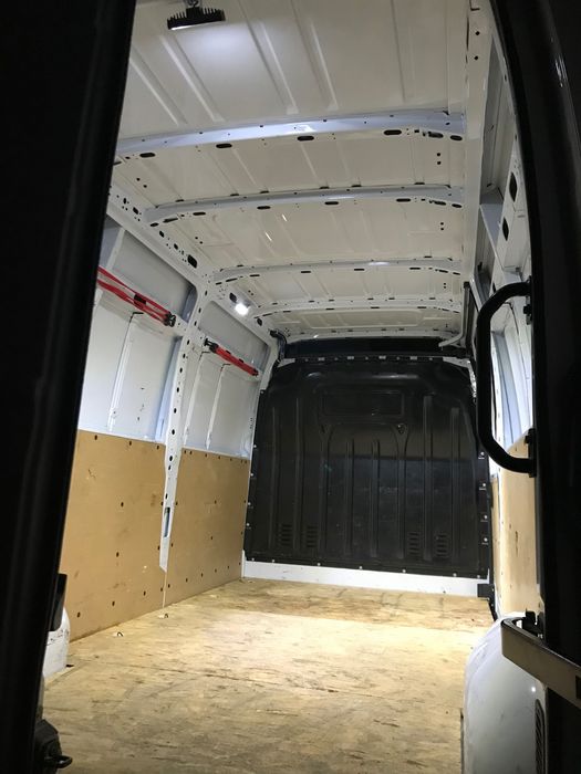 Wypożyczalnia/wynajem busa dostawczego L3H2 blaszak
