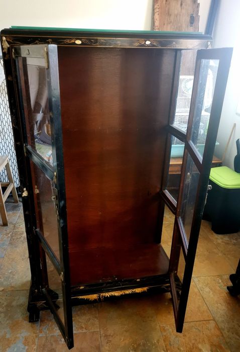 Vitrine em madeira e vidro estilo oriental