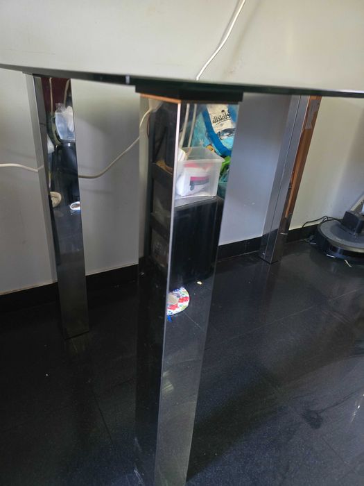 Mesa de Vidro com pernas metálicas