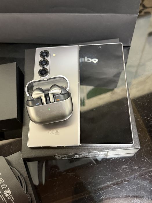 Samsung Galaxy Z Fold 6 + Samsung Galaxy Buds 3 Pro