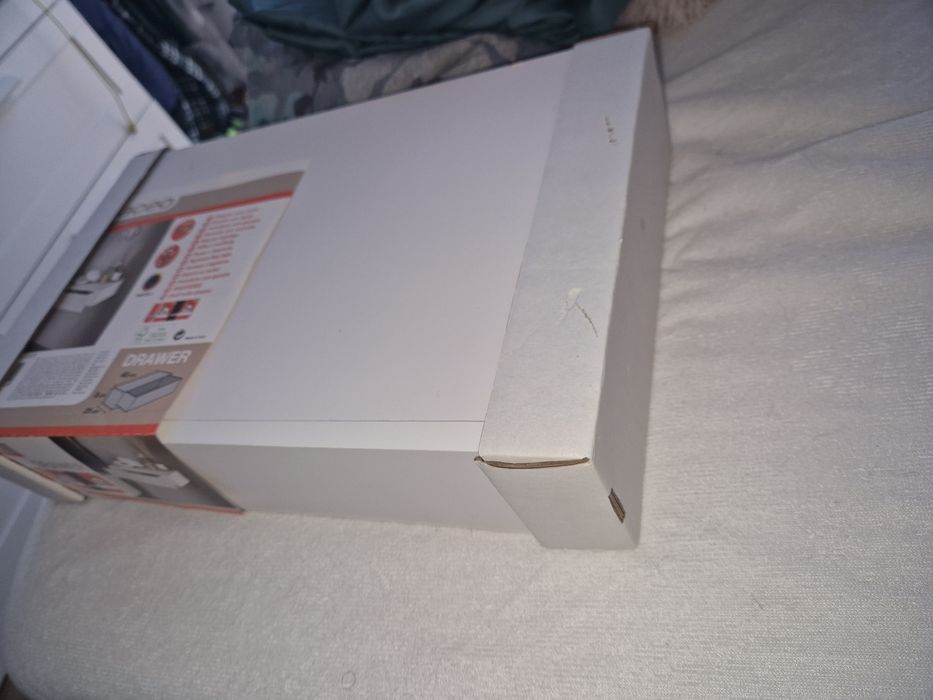 Prateleira branca com gaveta nova e ainda na embalagem