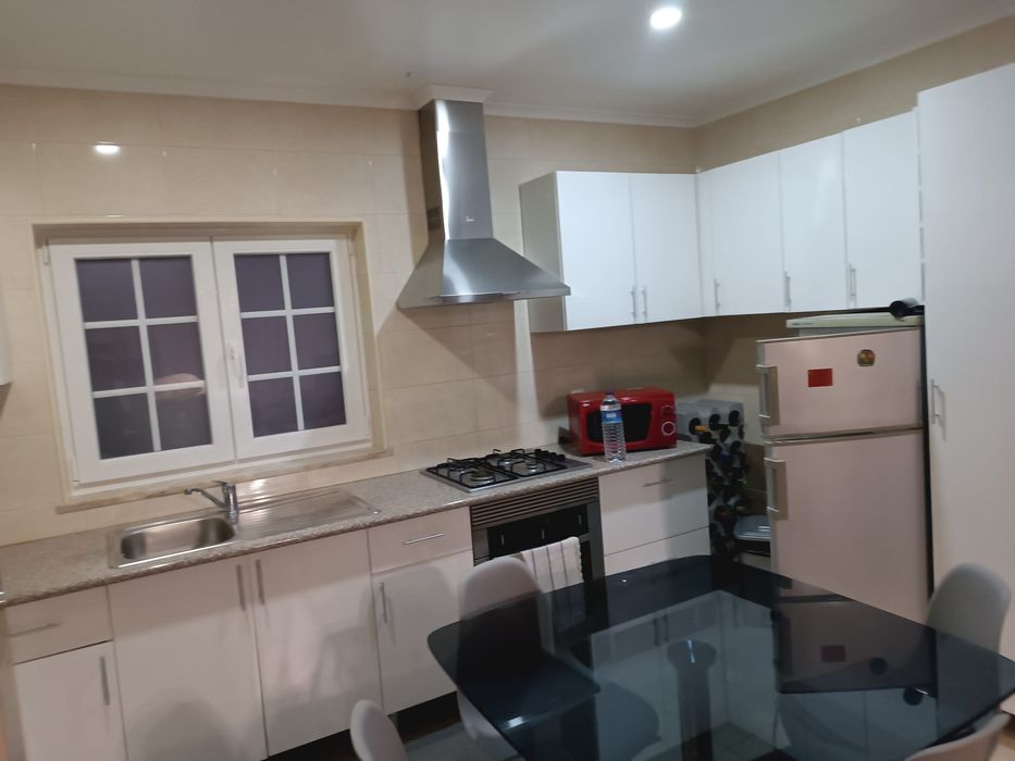 Aluga-se casa com dois quartos