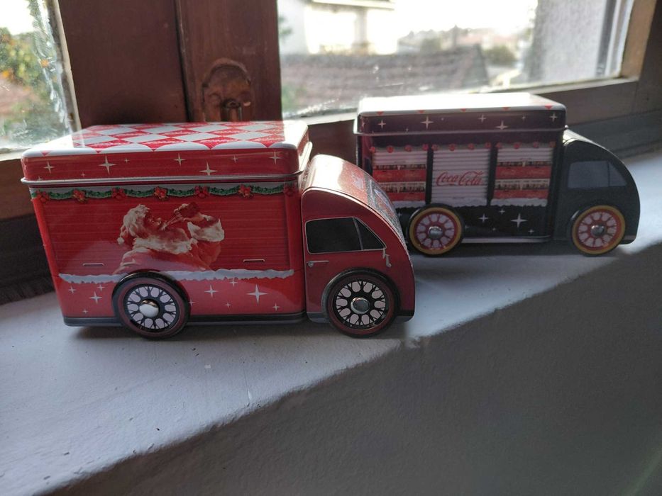 Latas  da  Coca-Cola em forma de camiões