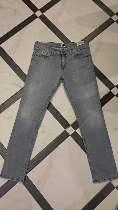 Чоловічі сірі джинси від бренду Tommy Jeans