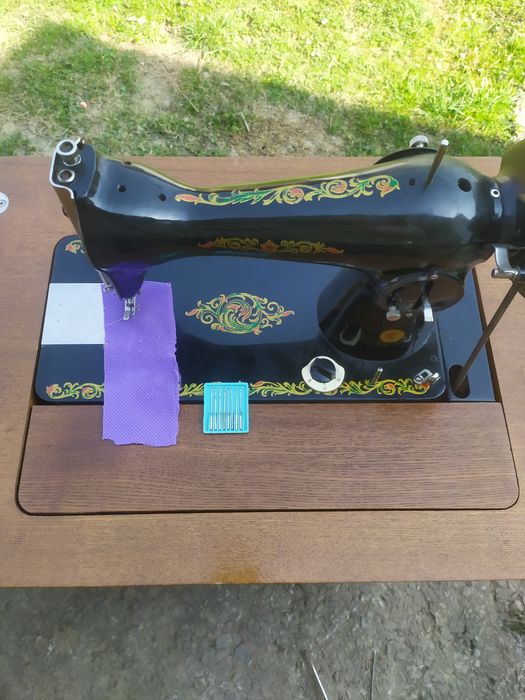 Продам швейну машинку.