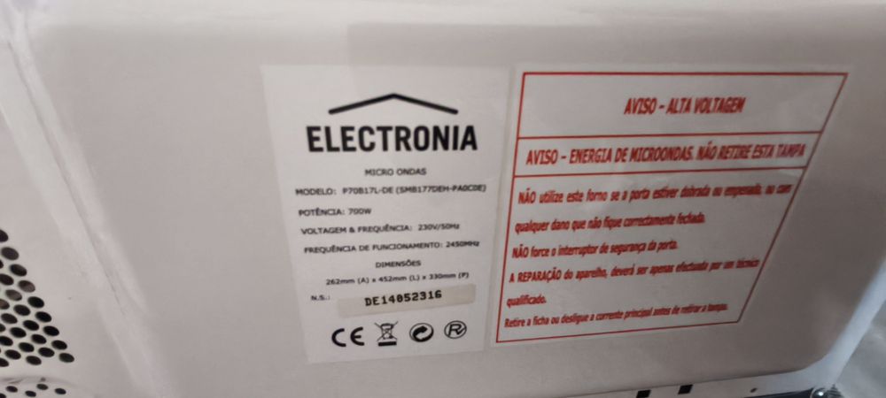 Micro-ondas Electronia 700W limpo e funcional