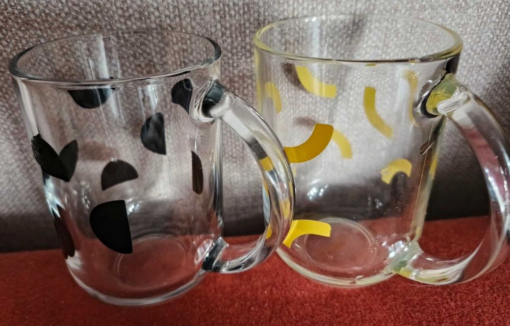 Kubek z hartowanego szkła z uchem.