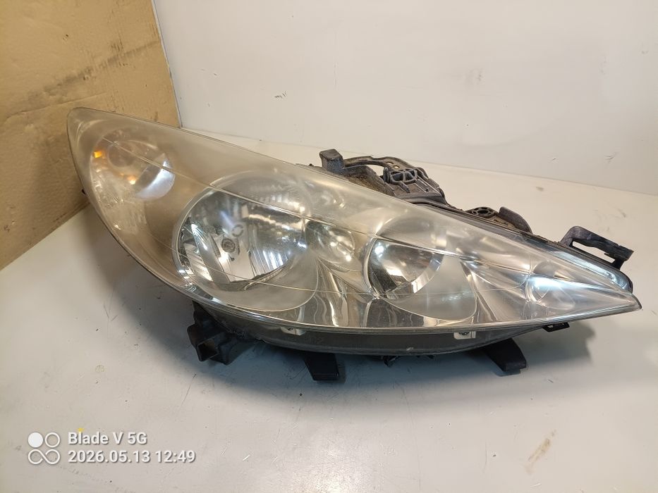 " Peugeot lampa prawa przednia EU
