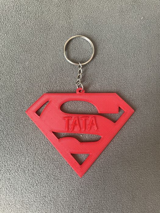 Breloczek z symbolem Tata Superman. Dzień ojca, urodziny, imieniny