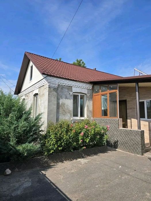 Продаж будинку в центрі смт Рокитне.  Розглядаємо сертифікати