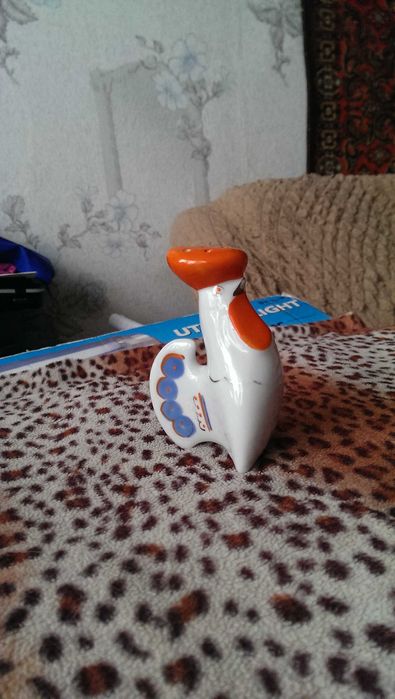 Фарфоровая статуэтка-солонка перечница петушок с позолотой 70 годов