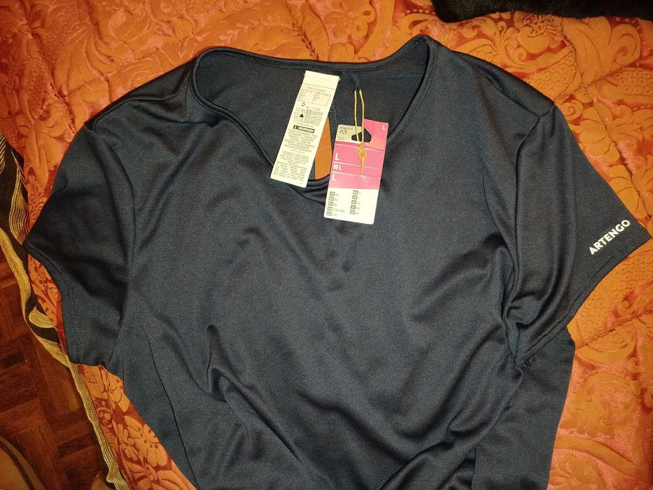 T-shirt e saia calção de senhora para jogar tênis da Decathlon