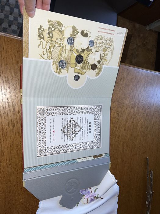 Album z banknotami i monetami chinskimi 2003 rok