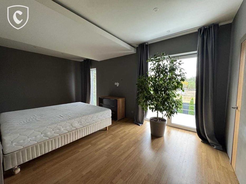 Сучасний будинок 175 м² з терасою та каміном у сосновому лісі.