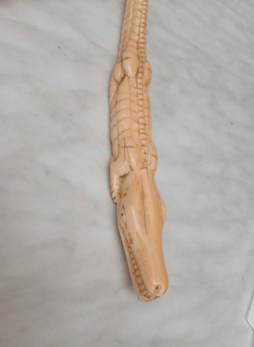 Esculturas decorativas de crocodilos cor marfim