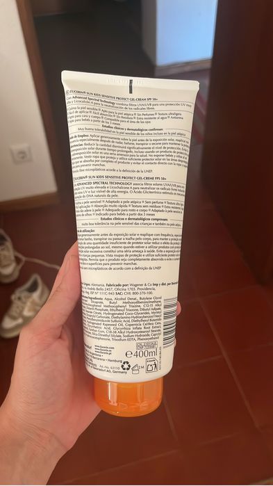 Protetor solar infantil Eucerin Sensitive Protect FPS 50+ com fórmula gel-creme de toque seco.