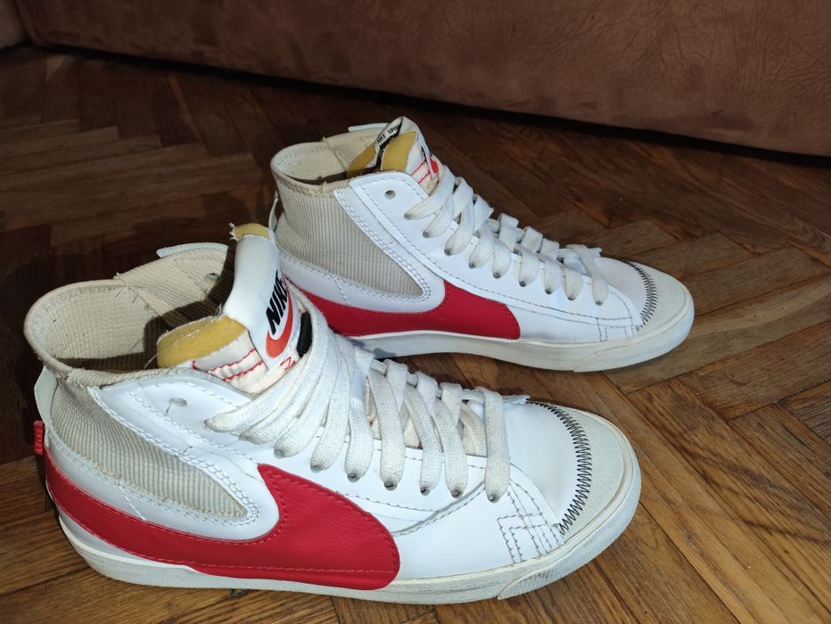 Кроссовки фирмы Nike