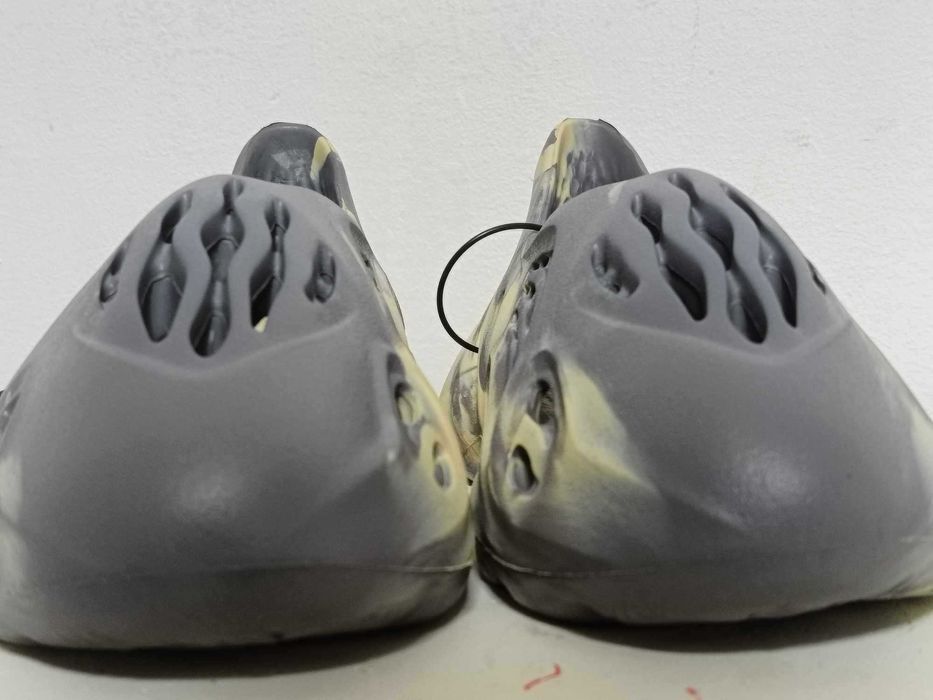 Buty Klapki Adidas Yeezy Foam RNNR Moon GV7904 r.40