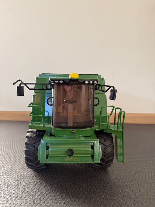 Kombajn John Deere T670i Bruder 02132 – Skala 1:16, Stan Idealny + Wózek