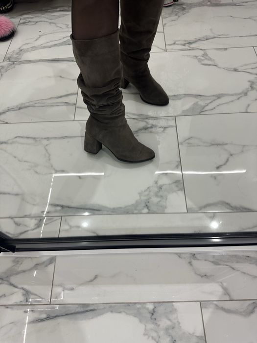 Високі стильні чоботи