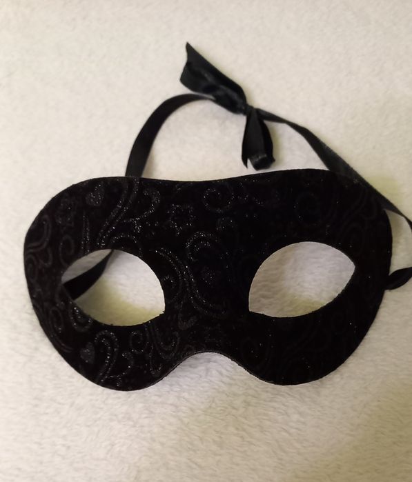 Маска карнавальна чёрная
