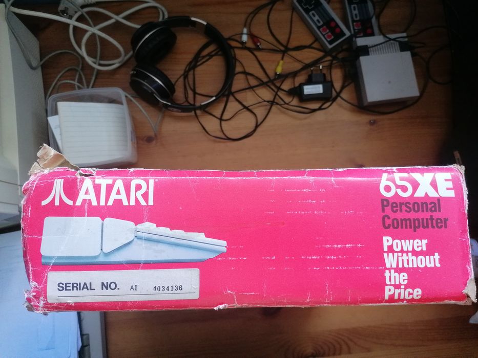 Atari 65xe z oryginalnym zasilaczem i boxem