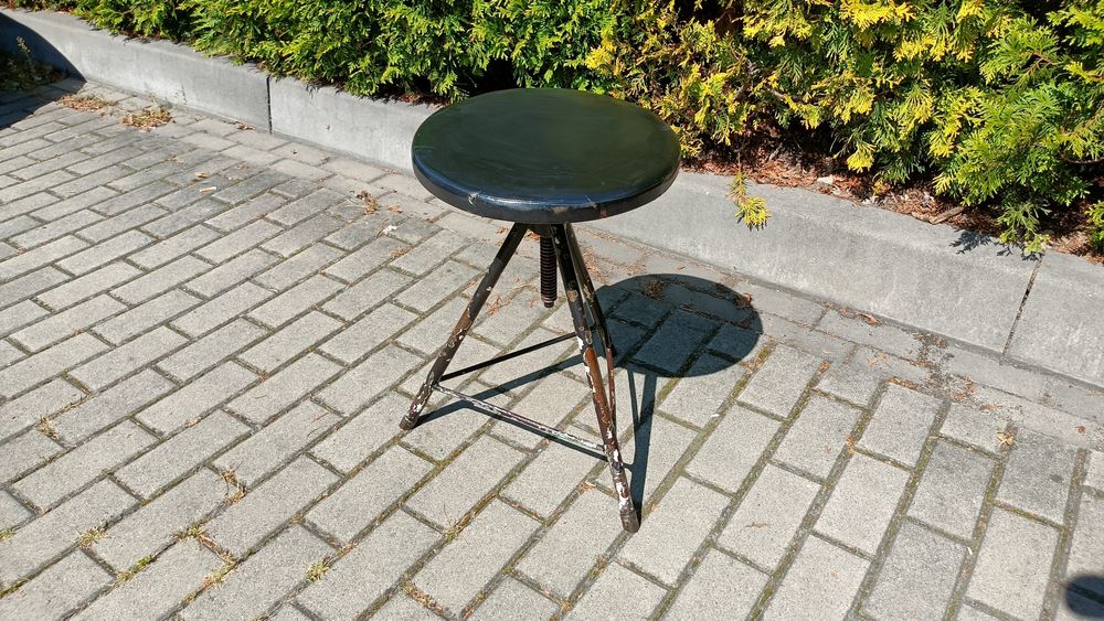Stołek Warsztatowy Metalowy Obrotowy LOFT na trzech nogach PRL stary