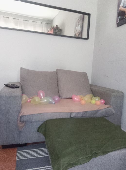 Sofá 2 lugares com chaise lounge .