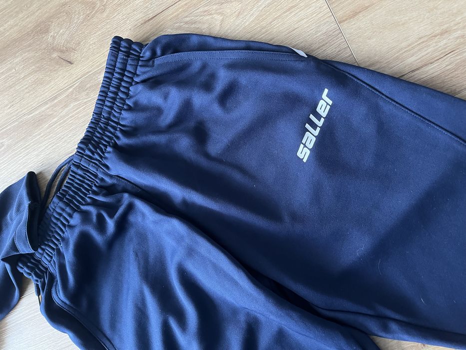 Dzień dobry sprzedam dres sportowy firmy saller rozmiar m. Zapraszam