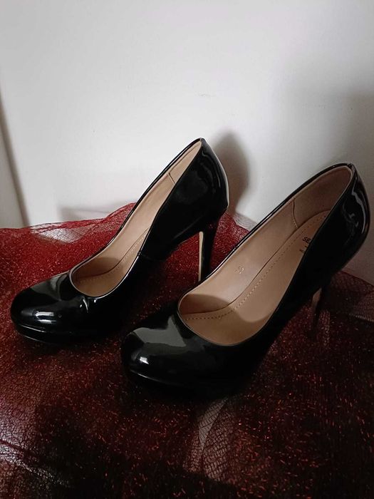 Sapatos de salto alto pretos de verniz