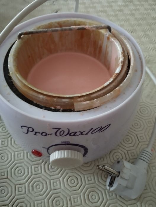 Panela de cera quente usada.