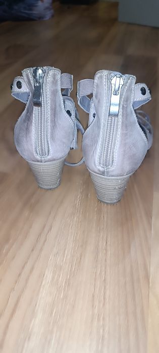 Продам женские босоножки