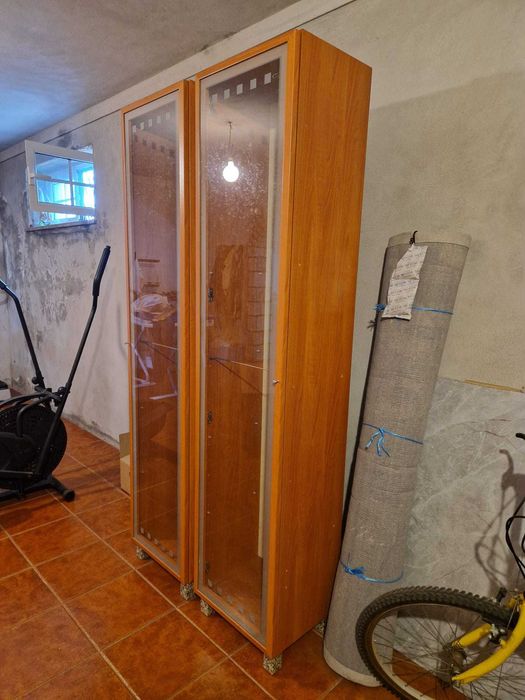 Mobília diversa (secretária, mesa de centro, estantes, mesa de jantar)