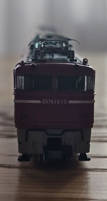 Kolekcjonerski model lokomotywy elektrycznej Microace ED76-1012.
