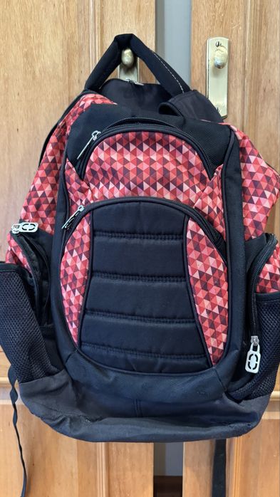 Mochila vermelha e preta