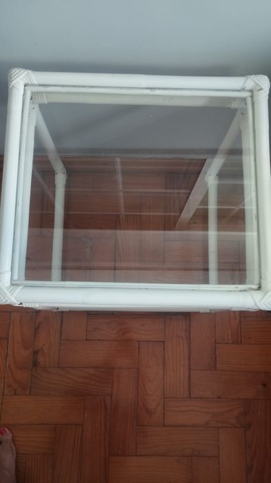 Mesa de Apoio lacada com Vidro. Óptimo estado 10€