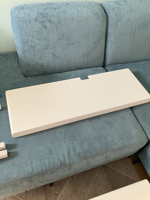 2 prateleiras brancas