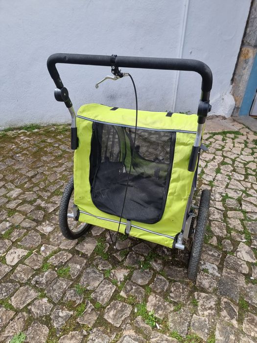 Carrinho atrelado cães