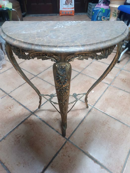 Credencia trabalhada em metal muito antiga com pedra mármore