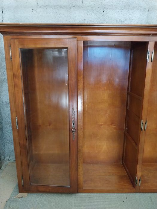 Móvel com portas de vidro