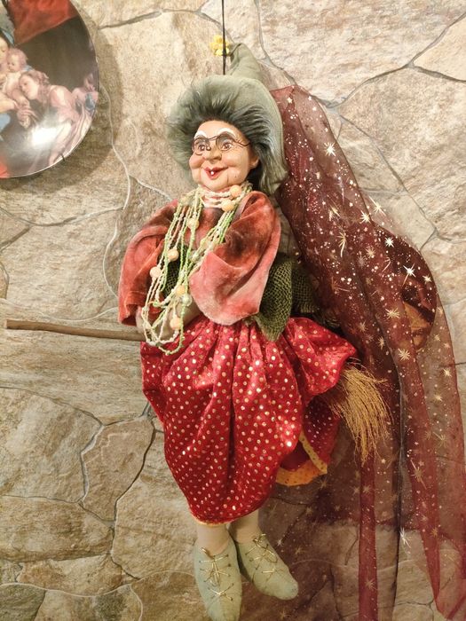 Boneco Bruxa com vassoura.