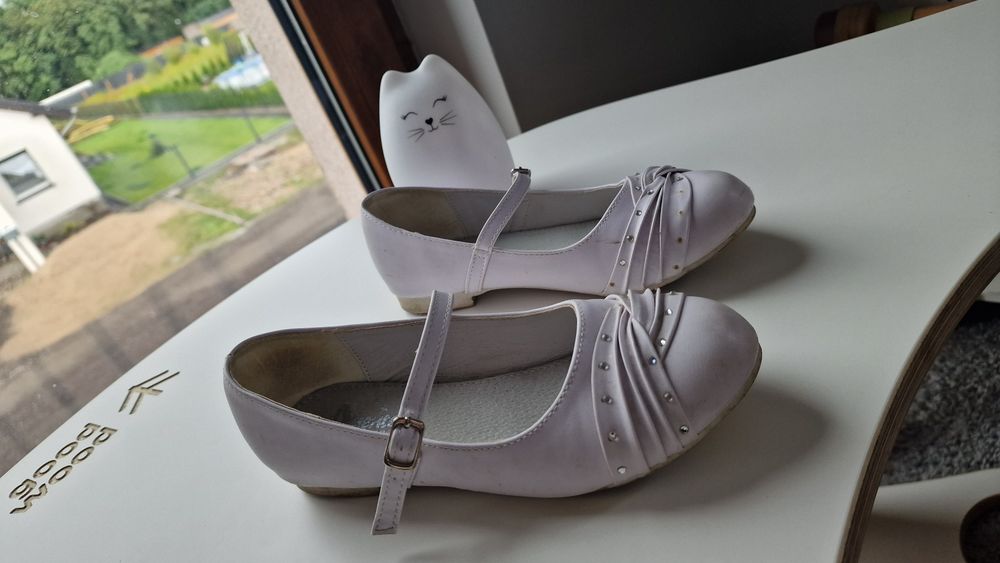 Buty komunijne białe.
