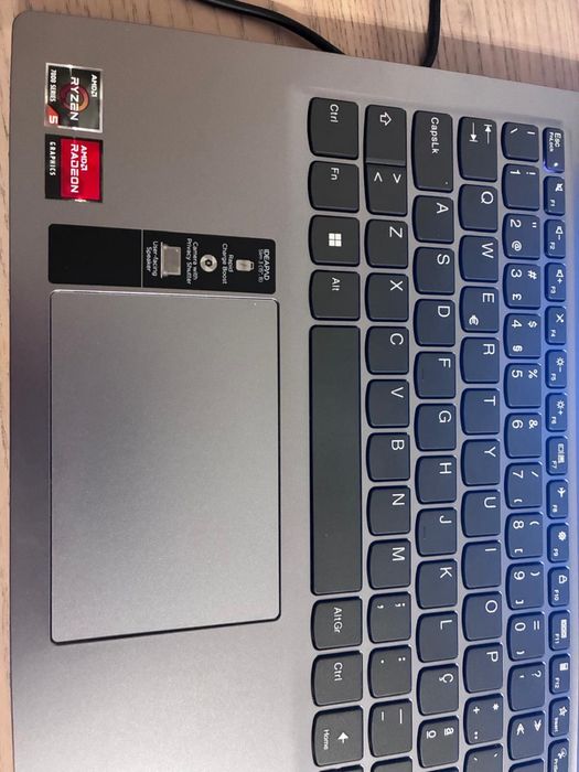 Portátil LENOVO IdeaPad Slim 3 15AMN8-827 (15,6" - AMD Ryzen 5 7520U - RAM: 16 GB